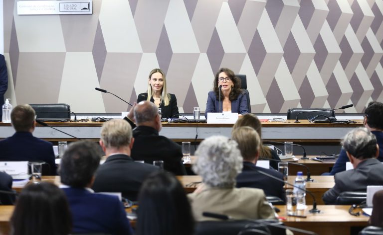 Instalação da 7ª composição do Conselho de Comunicação Social do Congresso Nacional e eleição de Presidente e Vice-Presidente. Vice-Presidente do Conselho de Comunicação Social do Congresso Nacional, Angela Cignachi. Presidente do Conselho de Comunicação Social do Congresso Nacional, Patrícia Blanco.