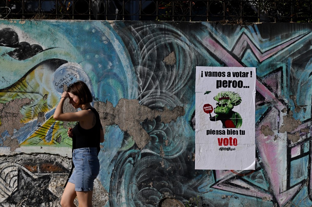 Un cartel político que dice en español: "Pense cuidadosamente seu voto" se ve en una pared en San José el 28 de enero de 2026.