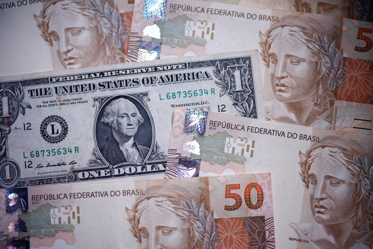 Dólar reduz perdas e fecha quase estável com possibilidade de Mello no BC