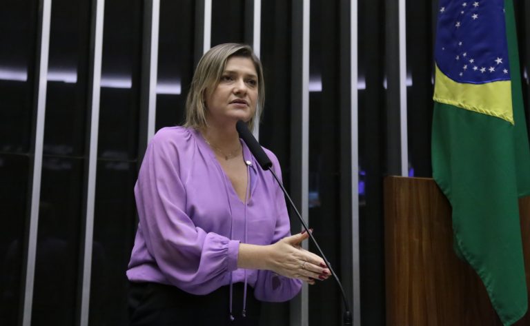 Deputada Professora Luciene Cavalcante fala ao microfone