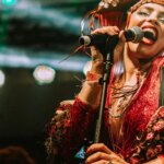 Carnaval de Olinda tem blocos e troças coloridas pelo centro histórico