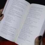 Leituraço com pé na areia: evento no Rio leva livros à praia