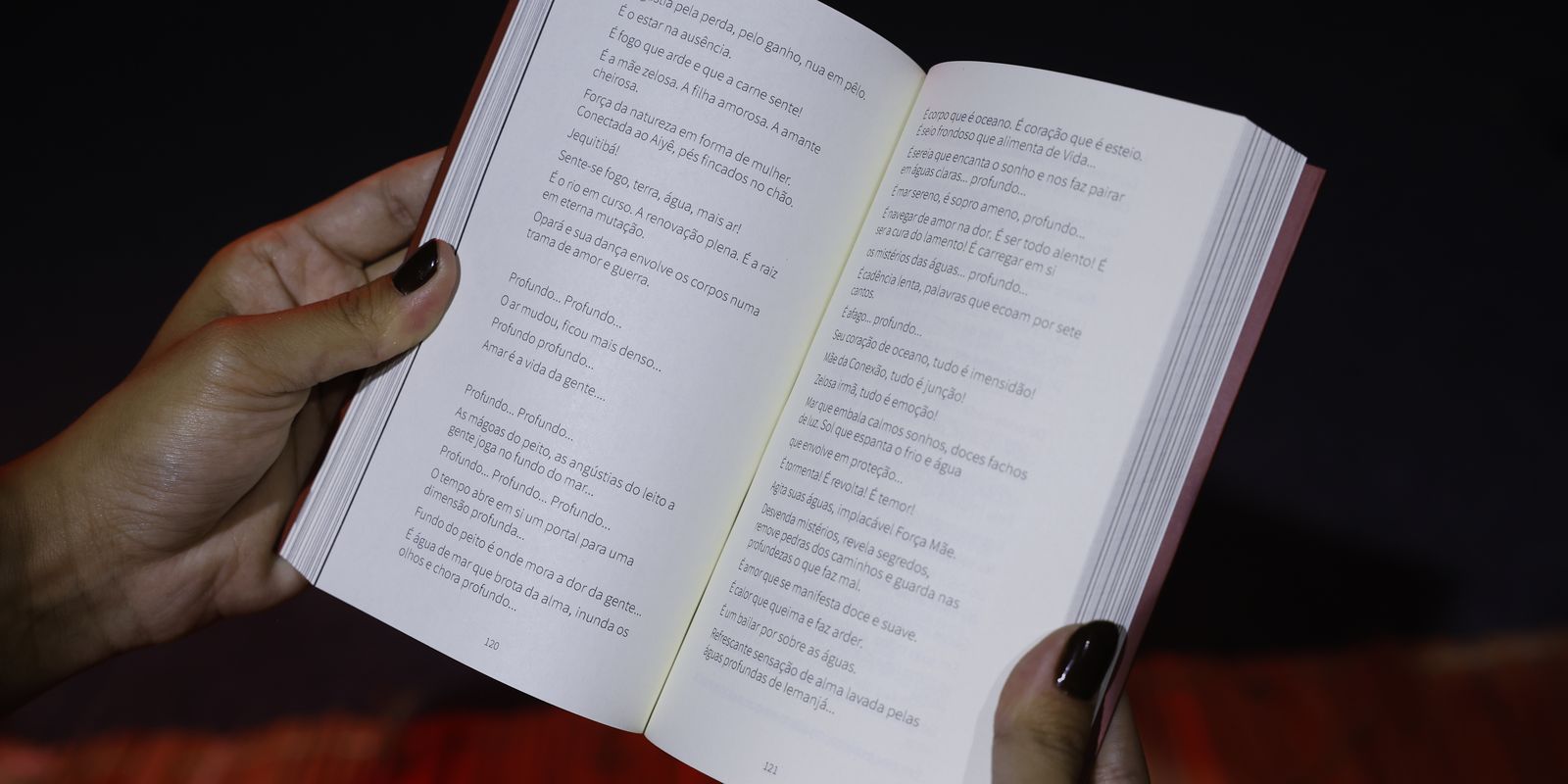 Leituraço com pé na areia: evento no Rio leva livros à praia