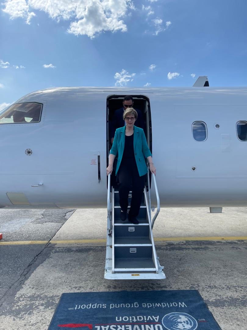 Diplomata Laura Dogu desembarca em Caracas para restabelecer relações entre EUA e Venezuela