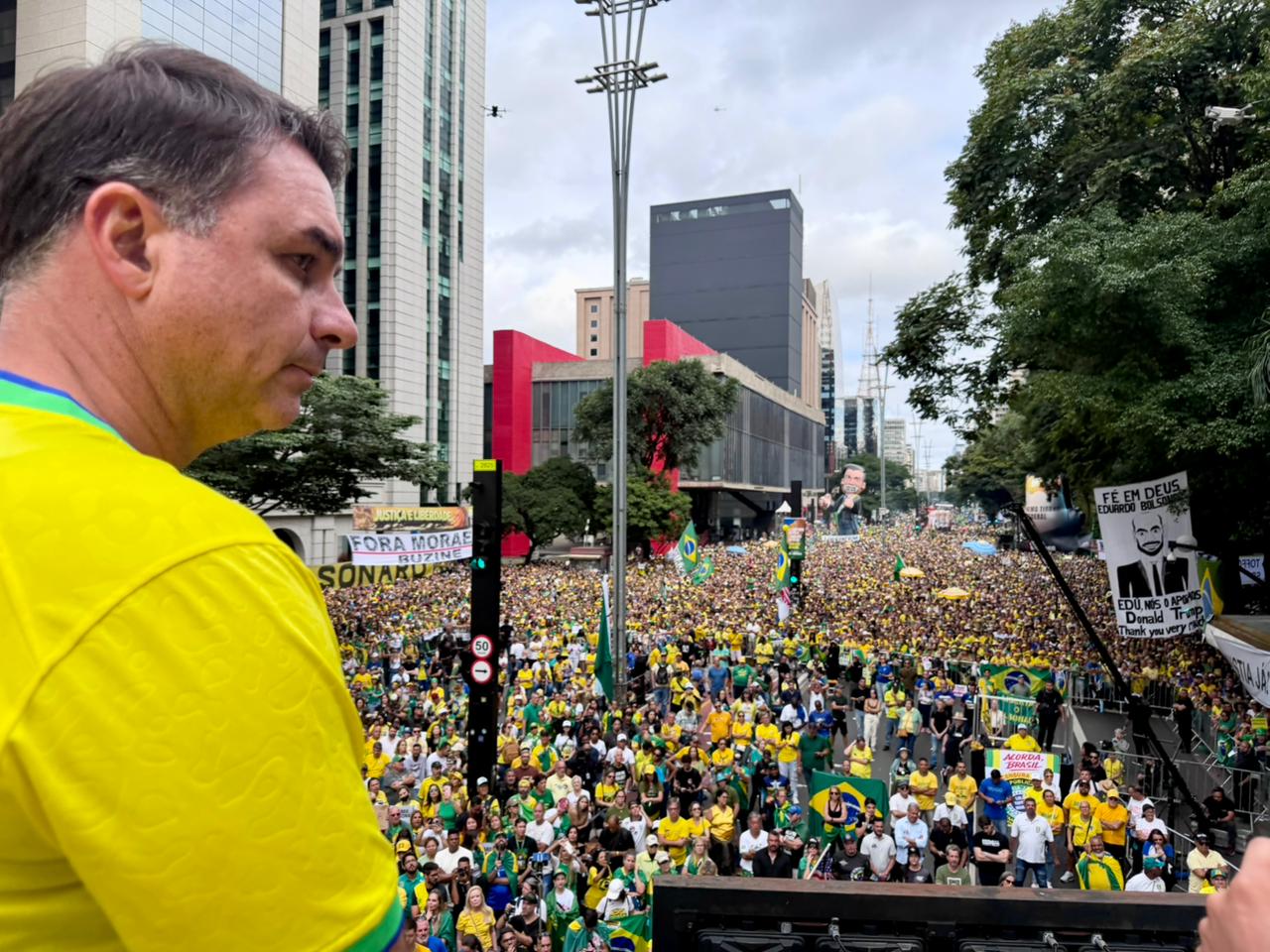 Em tom de campanha, Flávio Bolsonaro diz que subirá rampa do Planalto em 2027 junto do pai – CartaCapital