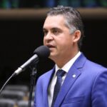 Projeto garante assentos juntos para famílias em voos sem taxa extra – Notícias